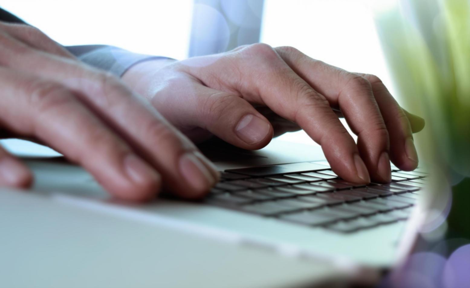 Mentor unterstützt Teilnehmer beim Lernen